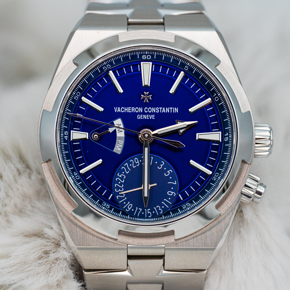 2023 Vacheron Constantin Overseas Dual Time 7900V/110A-B334 Sunburst Blue Dial Stainless Steel B+P