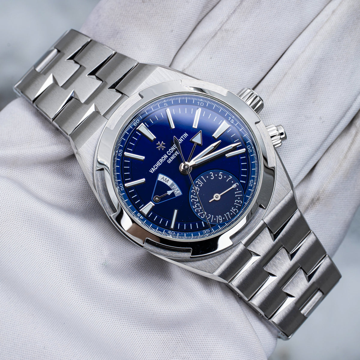 2024 Vacheron Constantin Overseas Dual Time 7920V Sunburst Blue Dial Steel