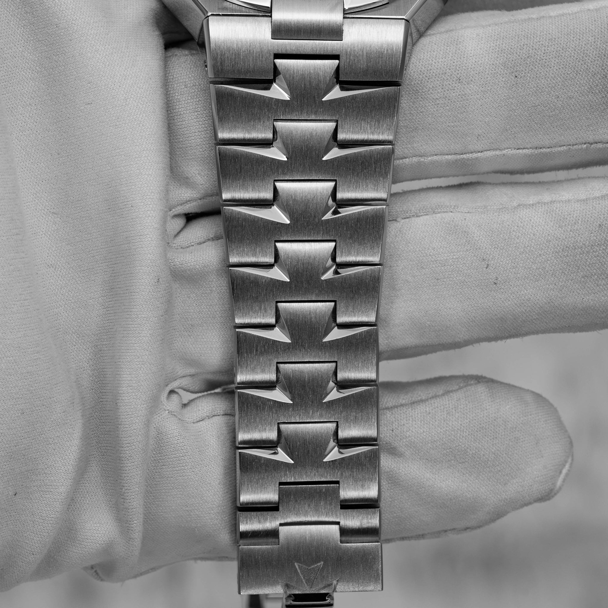 2016 Vacheron Constantin Overseas 47450 Dual Time White Dial on Bracelet B+P