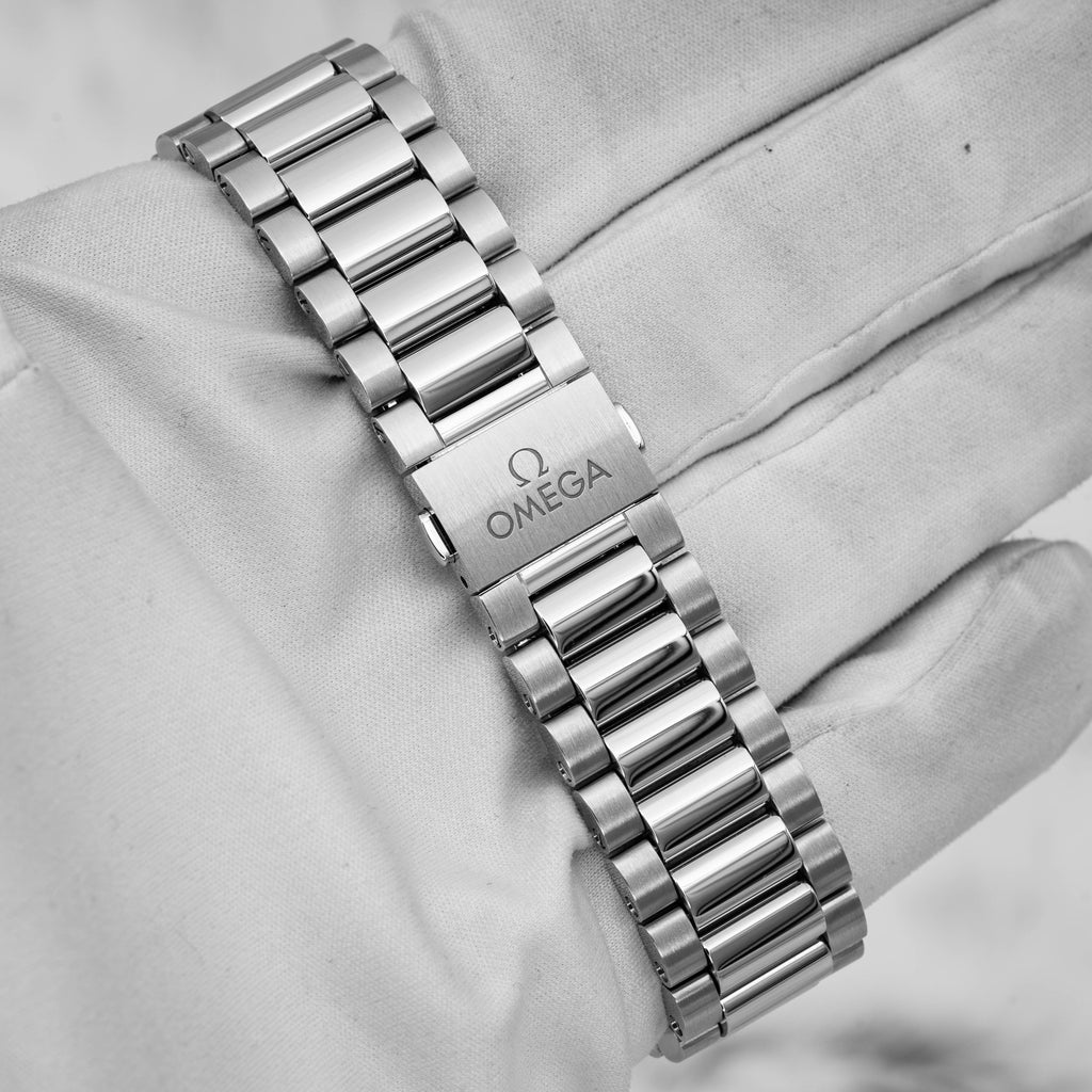2024 Omega Seamaster Aqua Terra 38 Red Dial on Bracelet 220.10.38.20.13.003 B+P