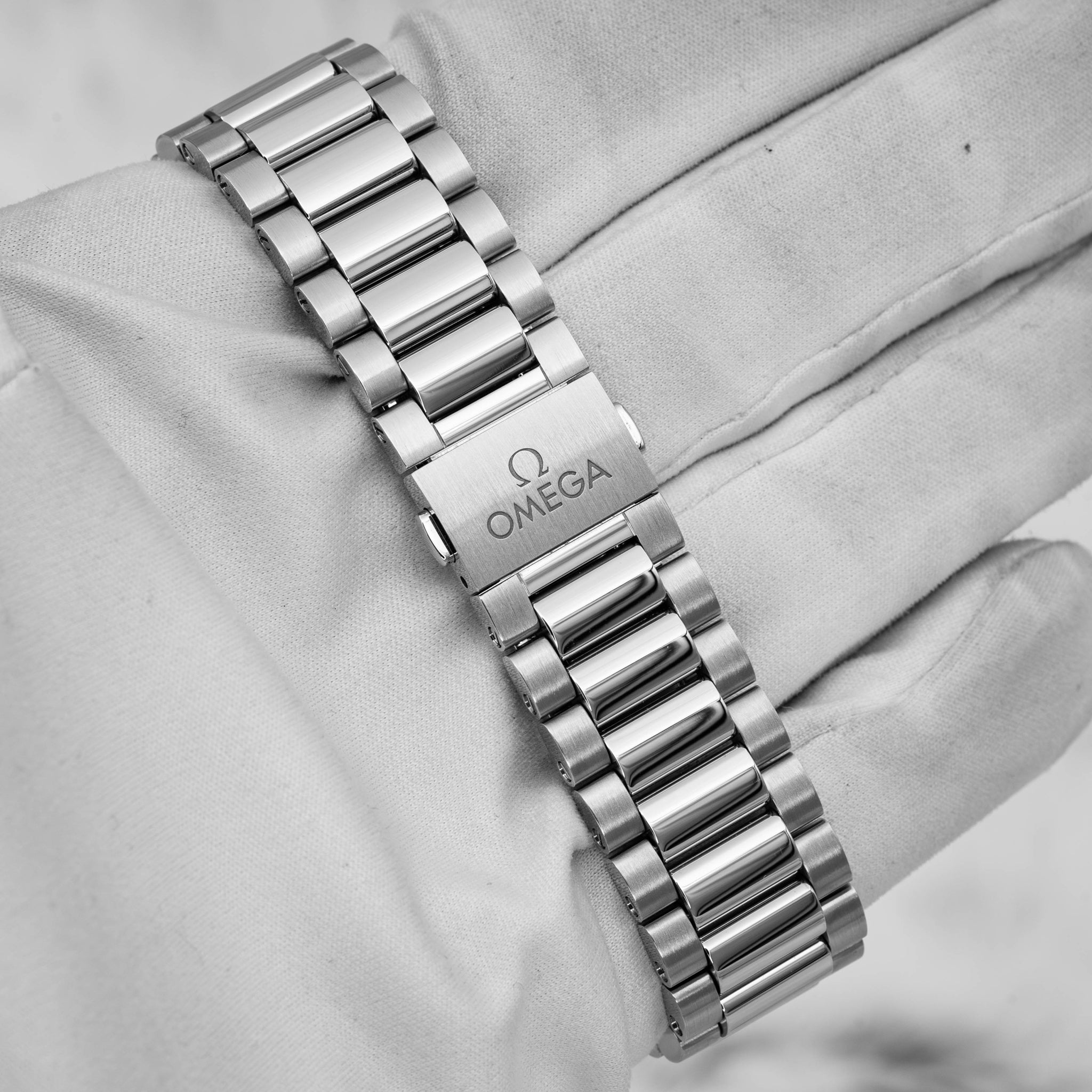 2024 Omega Seamaster Aqua Terra 38 Red Dial on Bracelet 220.10.38.20.13.003 B+P